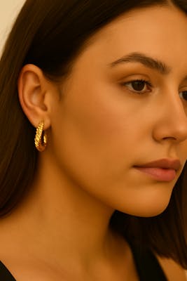 Ayo Copenhagen — Isla Twist Hoops Ayo Copenhagen Isla Twist Hoops — Kolczyk
