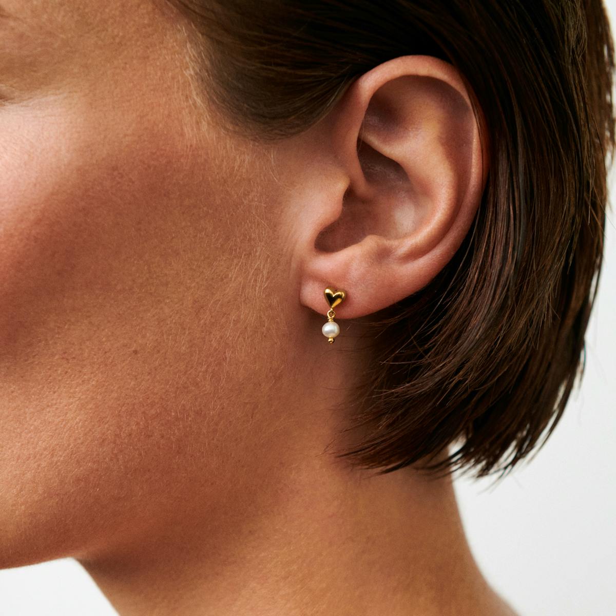 Pernille Corydon — White Adore Earsticks Pernille Corydon White Adore Earsticks — Øreringer