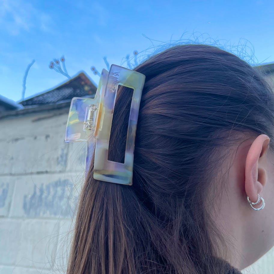 A-Hjort Jewellery — Square Hairclaw Golden Lavender A-Hjort Jewellery Square Hairclaw Golden Lavender — Accessoarer