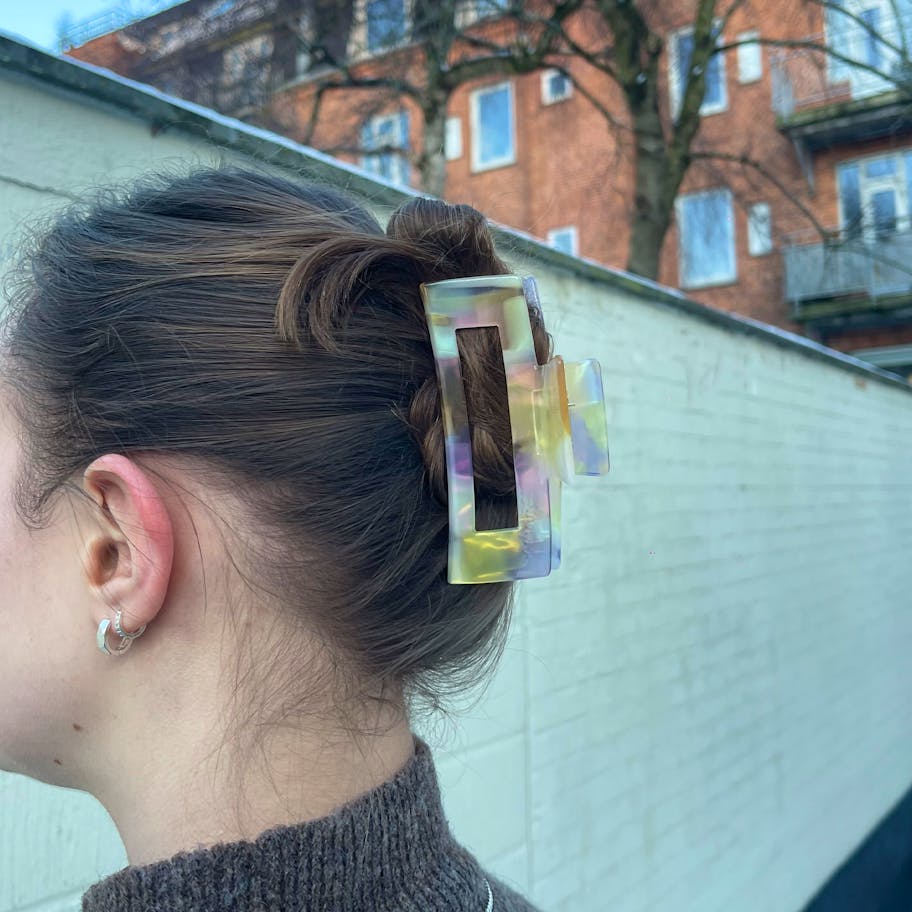 A-Hjort Jewellery — Square Hairclaw Golden Lavender A-Hjort Jewellery Square Hairclaw Golden Lavender — Accessoarer