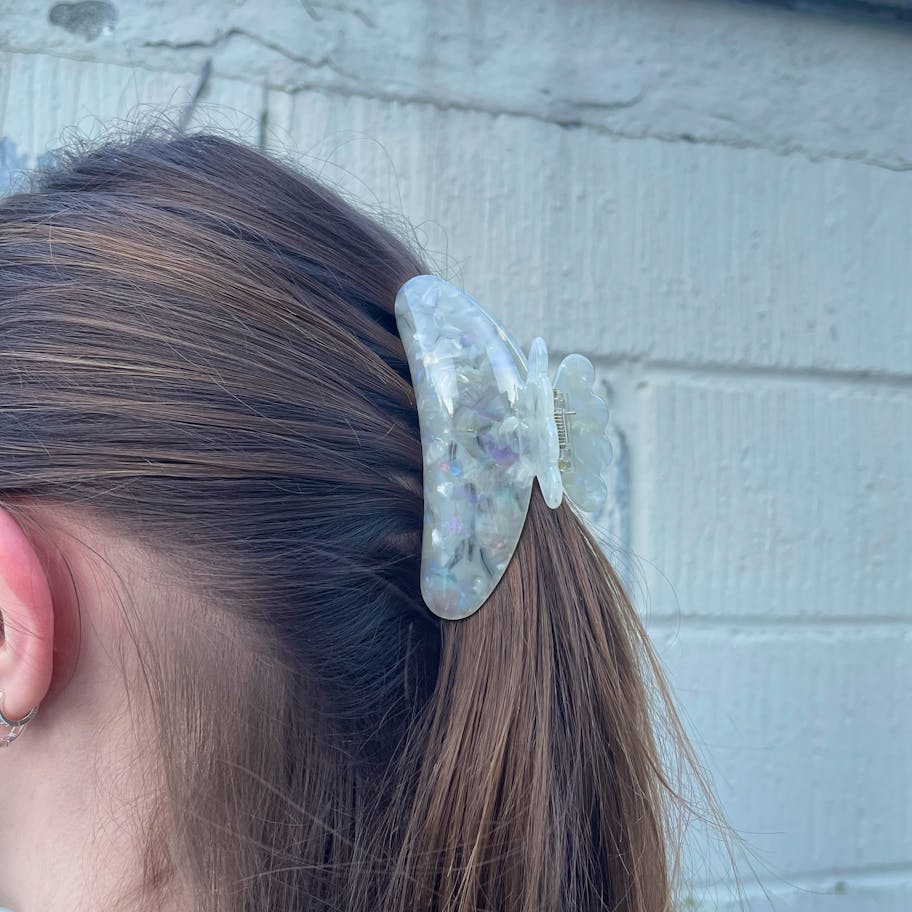 A-Hjort Jewellery — Esther Butterfly Hairclaw Light Beige A-Hjort Jewellery Esther Butterfly Hairclaw Light Beige — Accessoarer