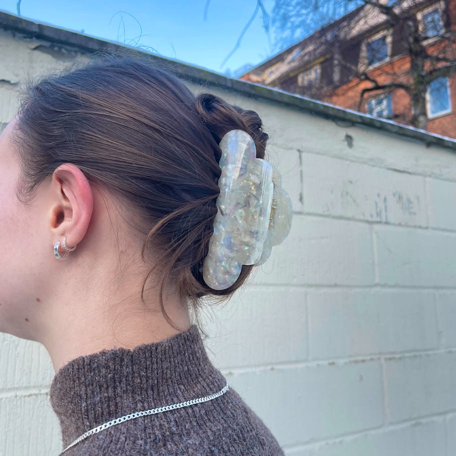 A-Hjort Jewellery — Heavenly Hairclaw Light Beige A-Hjort Jewellery Heavenly Hairclaw Light Beige — Accessoarer