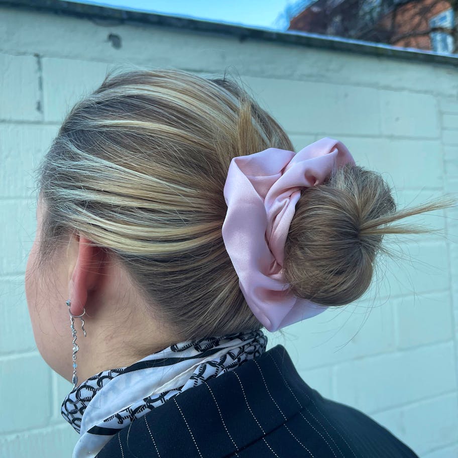 A-Hjort Jewellery — 4-Pack Hair Scrunchie Light Rose Satin A-Hjort Jewellery 4-Pack Hair Scrunchie Light Rose Satin — Accessoarer
