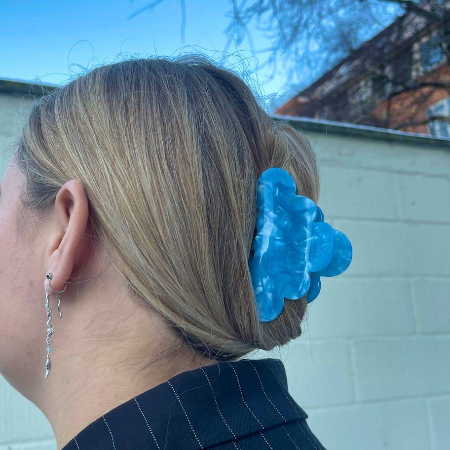 A-Hjort Jewellery — Dreamy Hairclaw Blue A-Hjort Jewellery Dreamy Hairclaw Blue — Accessoarer