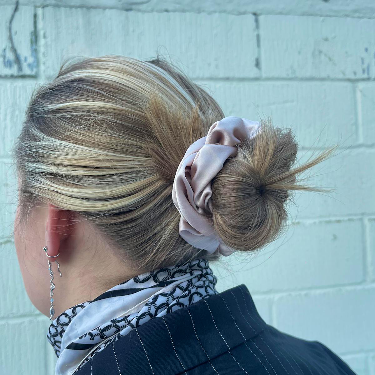 A-Hjort Jewellery — 4-Pack Hair Scrunchie Light Beige Satin A-Hjort Jewellery 4-Pack Hair Scrunchie Light Beige Satin — Accessoire