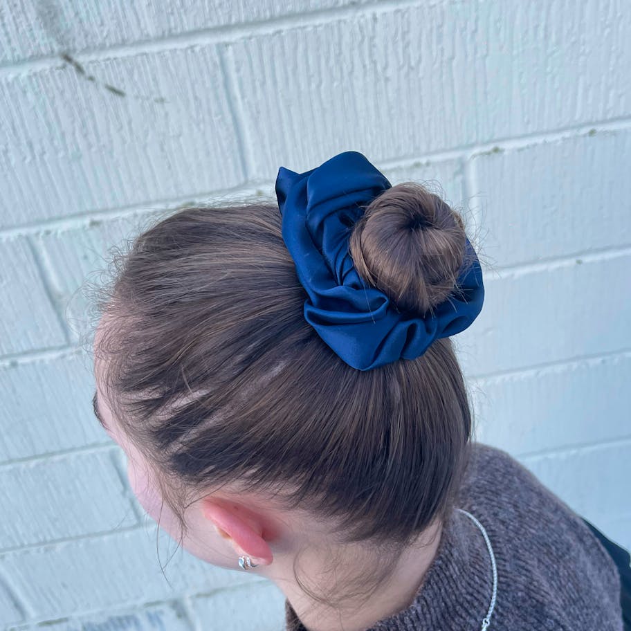 A-Hjort Jewellery — 4-Pack Hair Scrunchie Navy Satin A-Hjort Jewellery 4-Pack Hair Scrunchie Navy Satin — Accessoarer