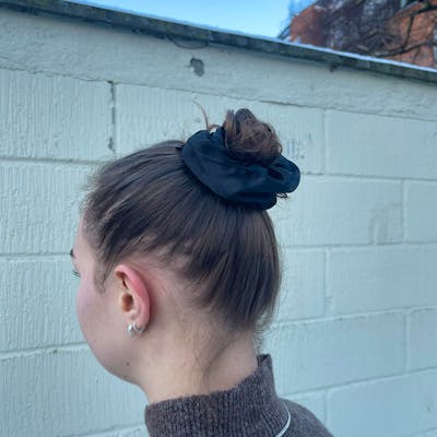 A-Hjort Jewellery — 4-Pack Hair Scrunchie Black Satin A-Hjort Jewellery 4-Pack Hair Scrunchie Black Satin — Accessories