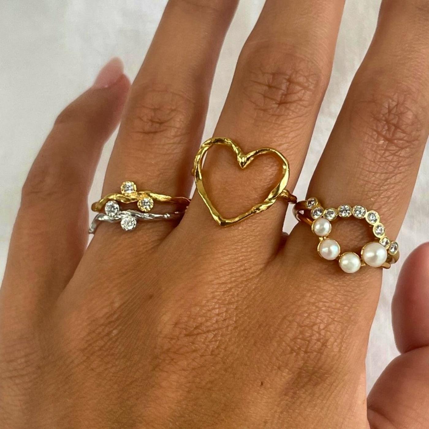 Ring-stacking med guld og sølv smykker Guld eller sølv smykker: Hvad passer bedst til dig?