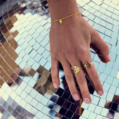 Maanesten — Jacinta Ring Maanesten Jacinta Ring — Ringer