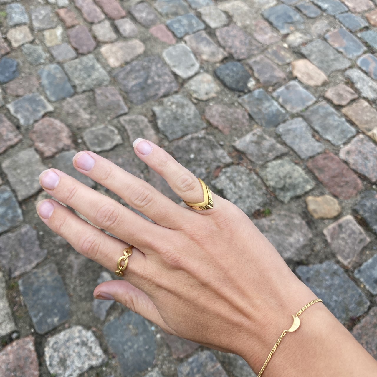 Jane Kønig V Ring — Ring