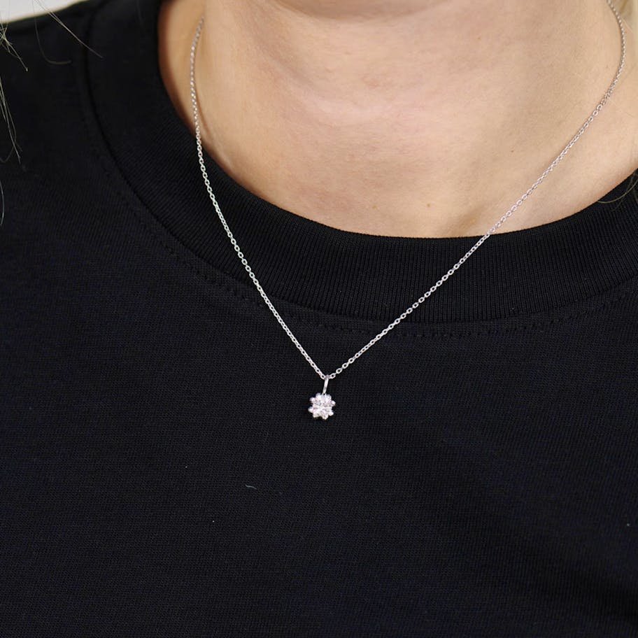 Studio Z — Serene Clover Necklace Studio Z Serene Clover Necklace — Halskjeder