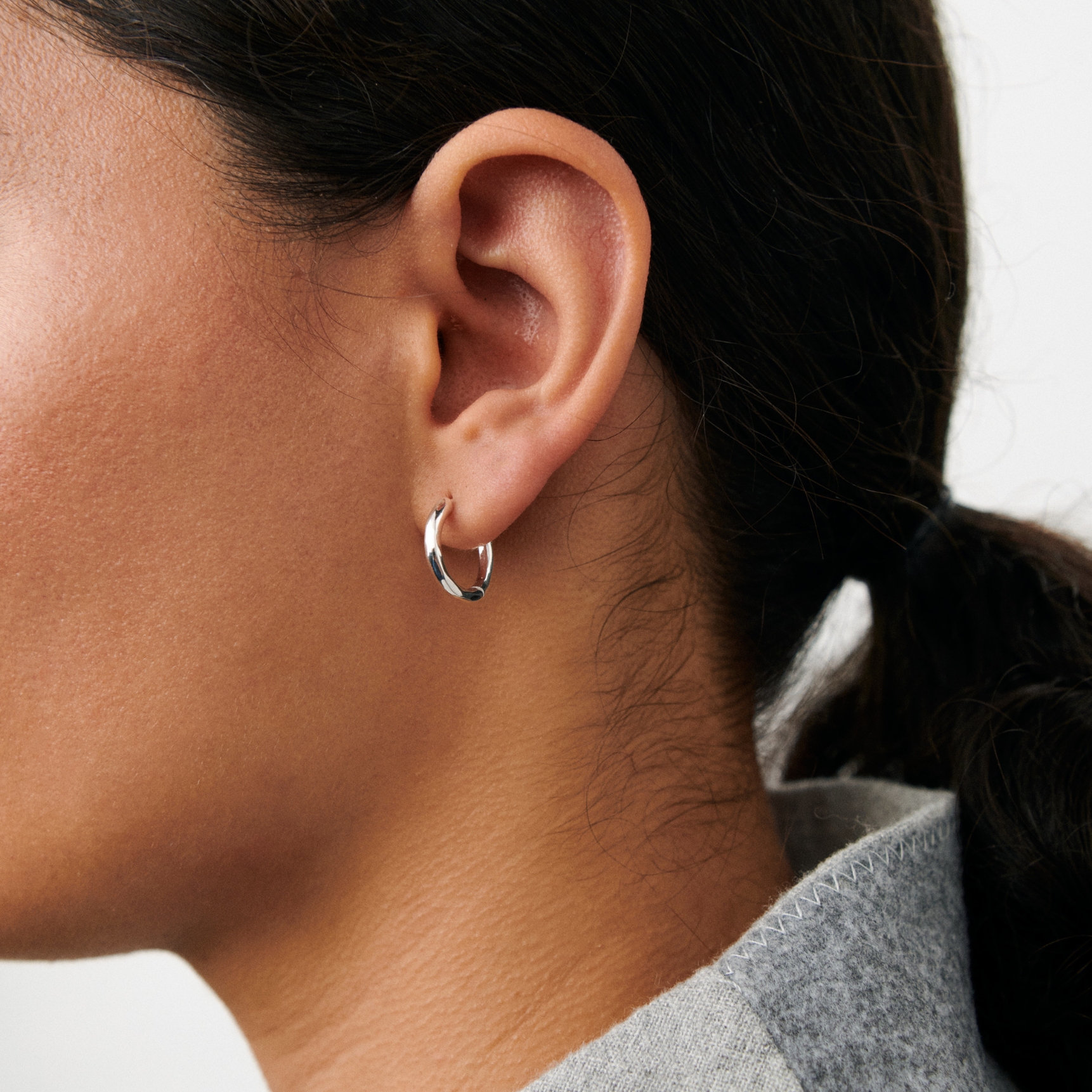 Pernille Corydon Spirit Huggies — Náušnice