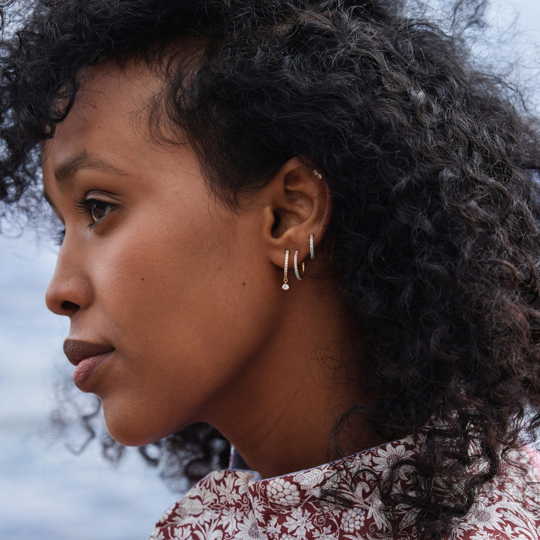 byBiehl Sparkle Hoops Mini Dangling Stones — Øreringe