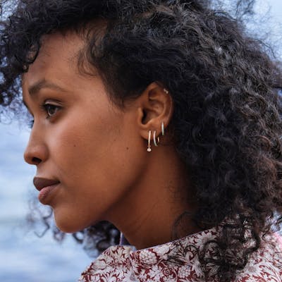byBiehl — Sparkle Hoops Mini Dangling Stones byBiehl Sparkle Hoops Mini Dangling Stones — Øreringe