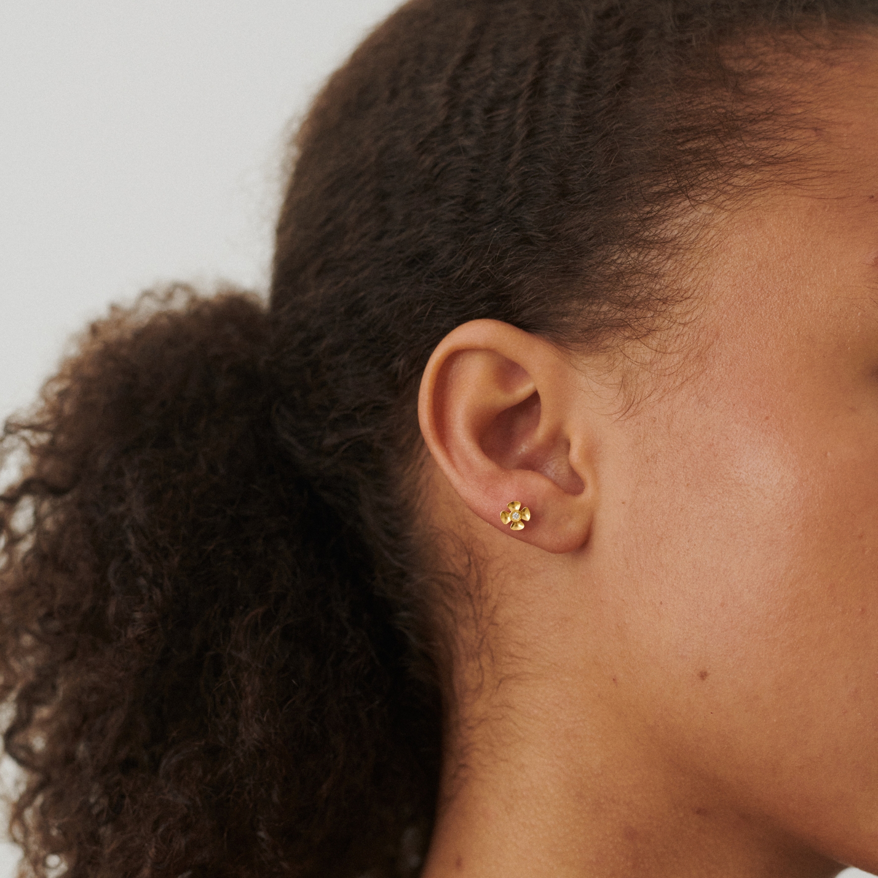 Pernille Corydon Anemone Helix Piercing — Oorbel