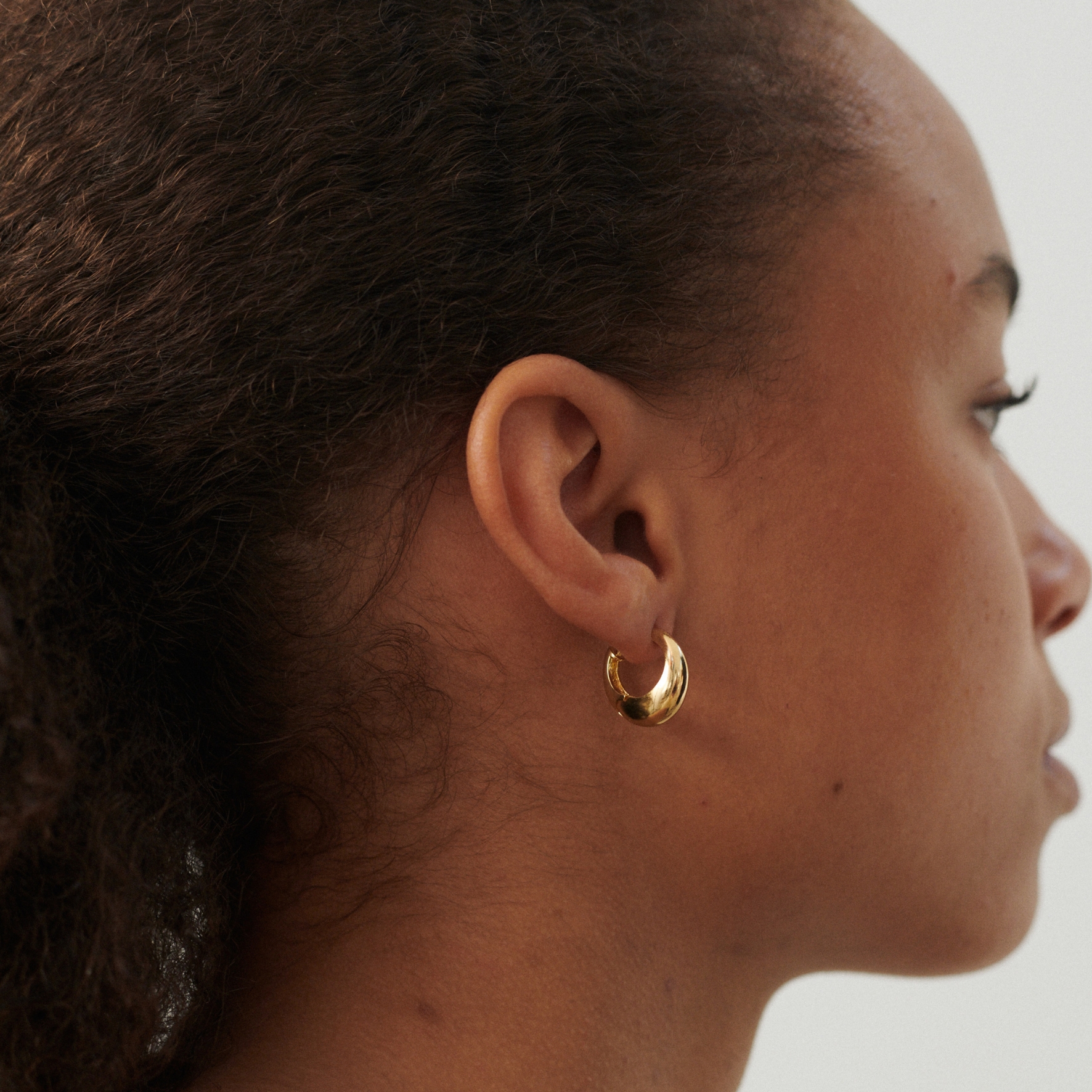 Pernille Corydon Mini Globe Huggies — Örhängen