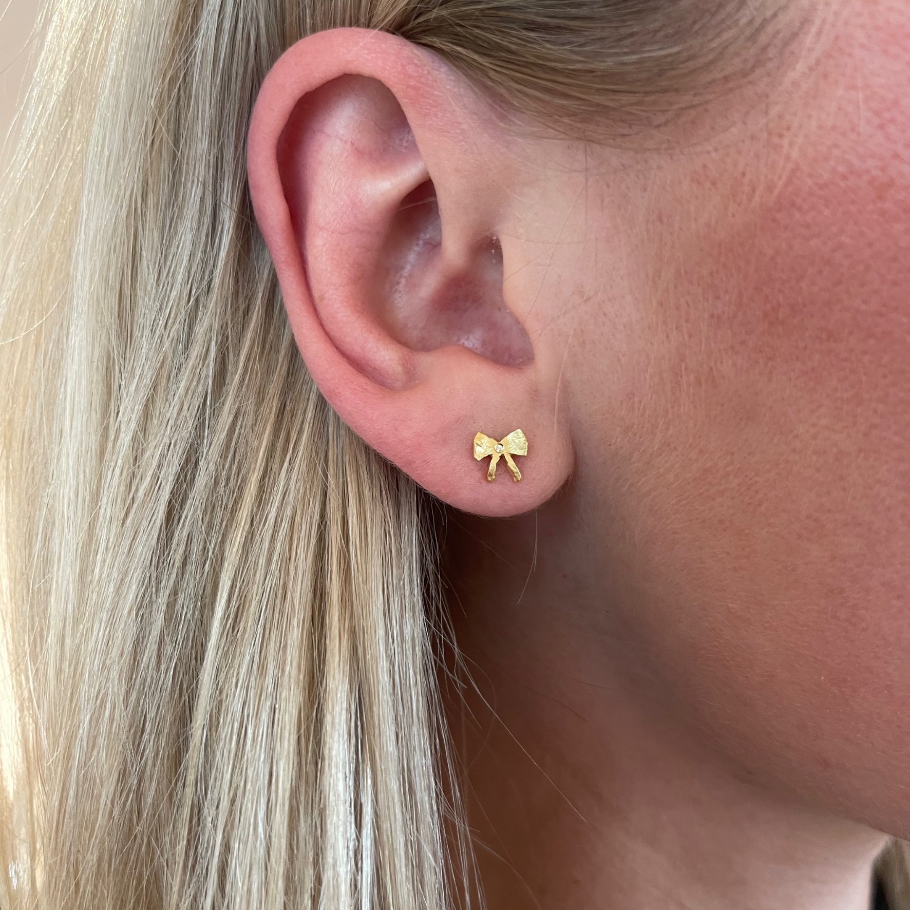 STINE A Jewelry Petit Bow Earring With Stone — Náušnice