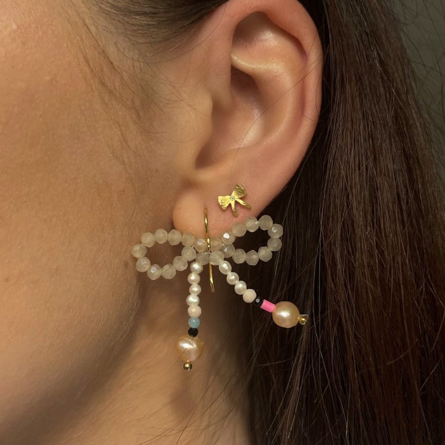 STINE A Jewelry — Glow Bow Earring Creamy Colors STINE A Jewelry Glow Bow Earring Creamy Colors — Örhängen