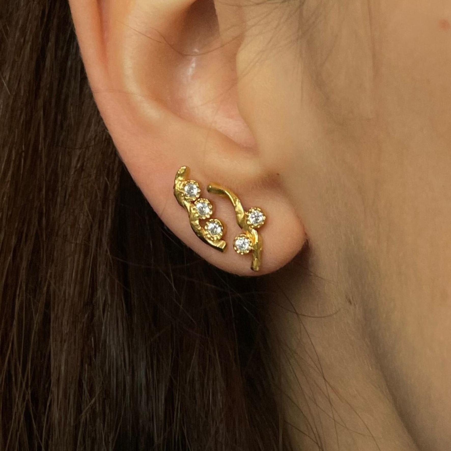 STINE A Jewelry Flow Earring With Three Stones — Kolczyk