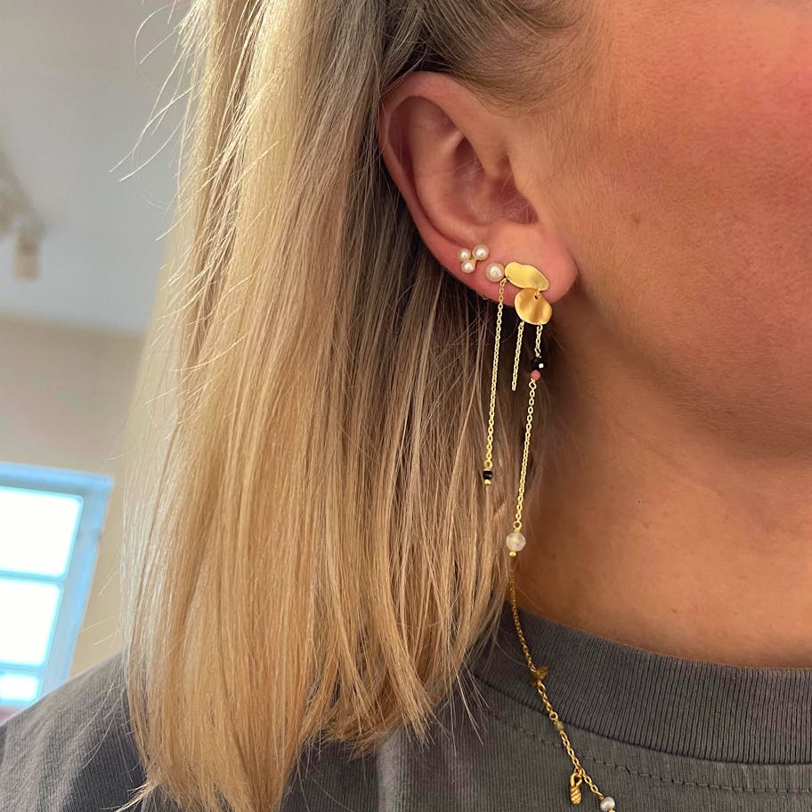STINE A Jewelry — Tres Petit Pearl Earstick STINE A Jewelry Tres Petit Pearl Earstick — Earrings