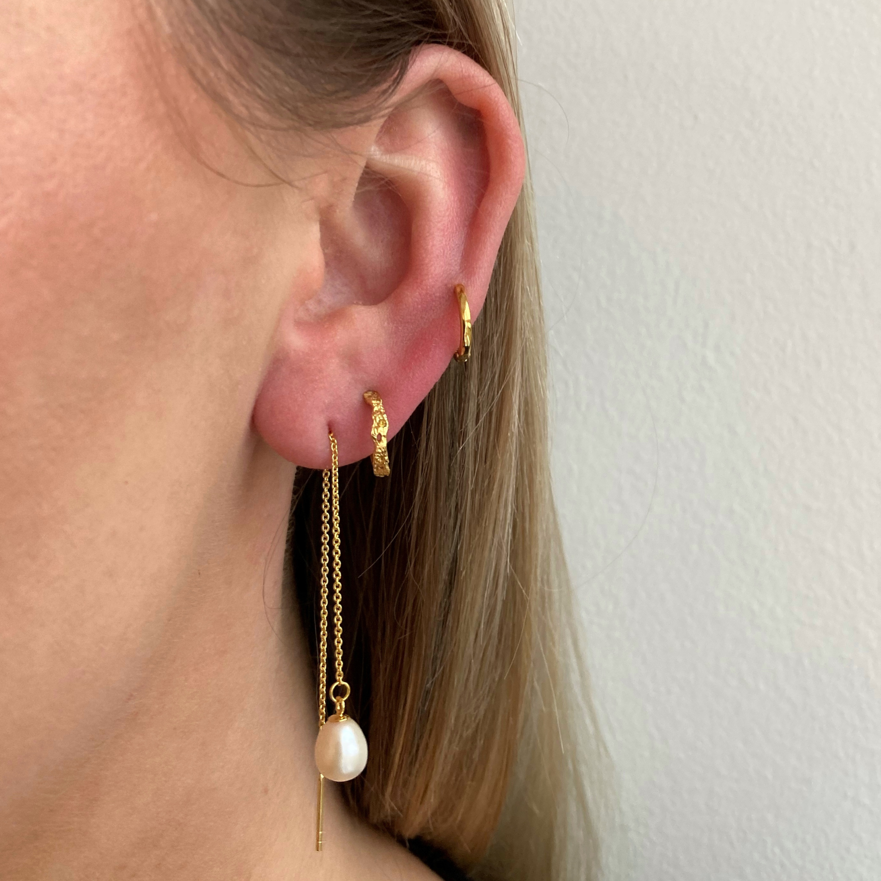 A-Hjort Jewellery Katja Pearl Earchains — Örhängen