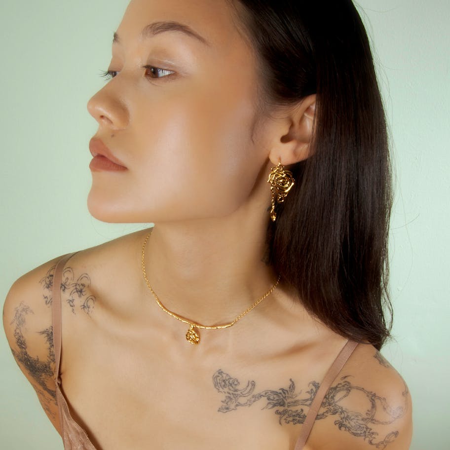 Jane Kønig — Rose Earring With Leaf Drop Left Jane Kønig Rose Earring With Leaf Drop Left — Korvakorut