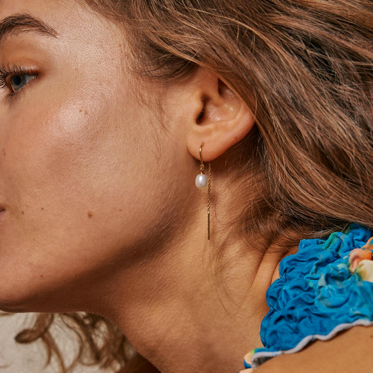 Enamel Copenhagen — Eleanor Pearl Earrings Enamel Copenhagen Eleanor Pearl Earrings — Náušnice