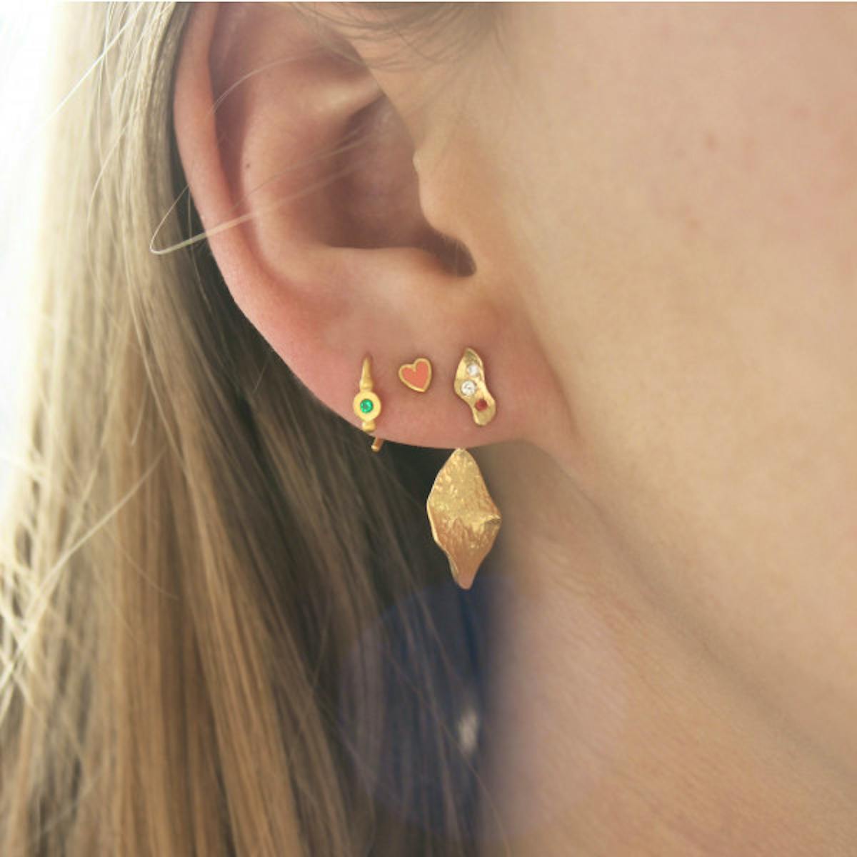 STINE A Jewelry — Petit Love Heart Coral Earstick STINE A Jewelry Petit Love Heart Coral Earstick — Øreringer
