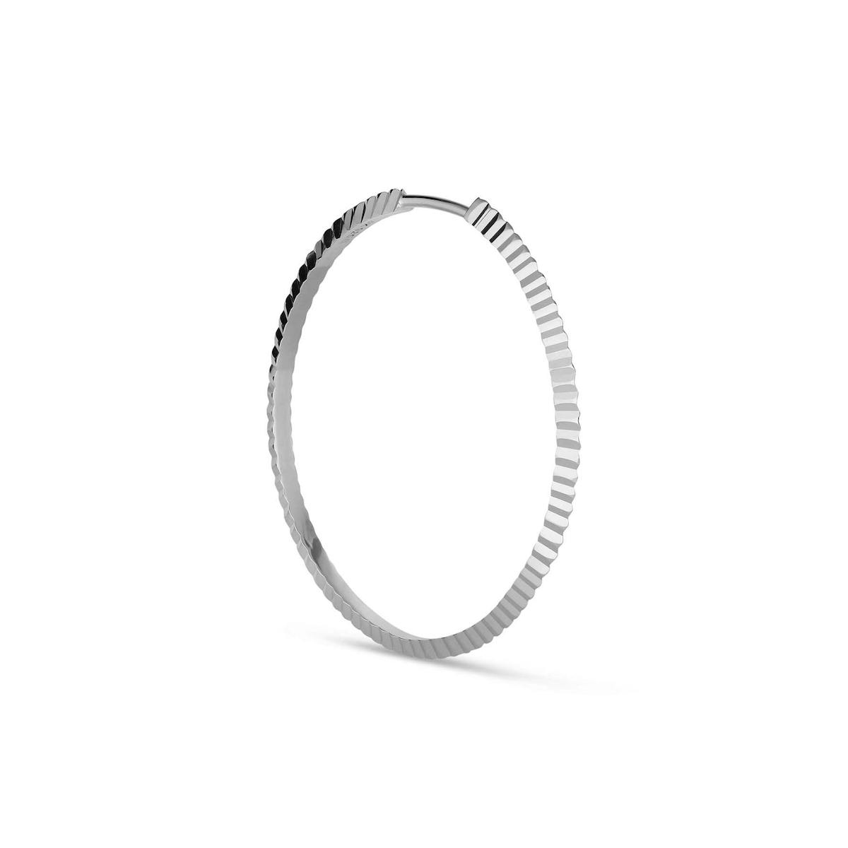 Jane Kønig — Reflection Midi Hoop Jane Kønig Reflection Midi Hoop — Øreringe