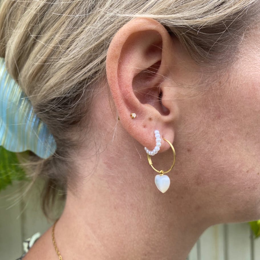 Jane Kønig — Row Pearl Twist Hoop Jane Kønig Row Pearl Twist Hoop — Korvakorut