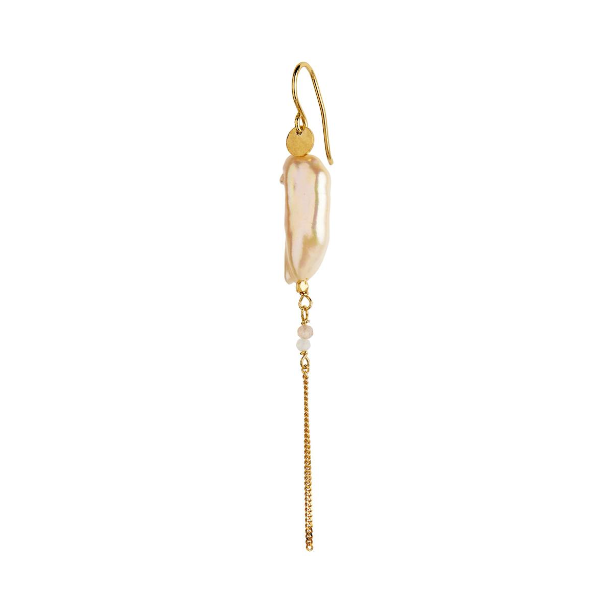 STINE A Jewelry — Long Baroque Pearl with Chain Earring Peach Sorbet STINE A Jewelry Long Baroque Pearl with Chain Earring Peach Sorbet — Øreringer