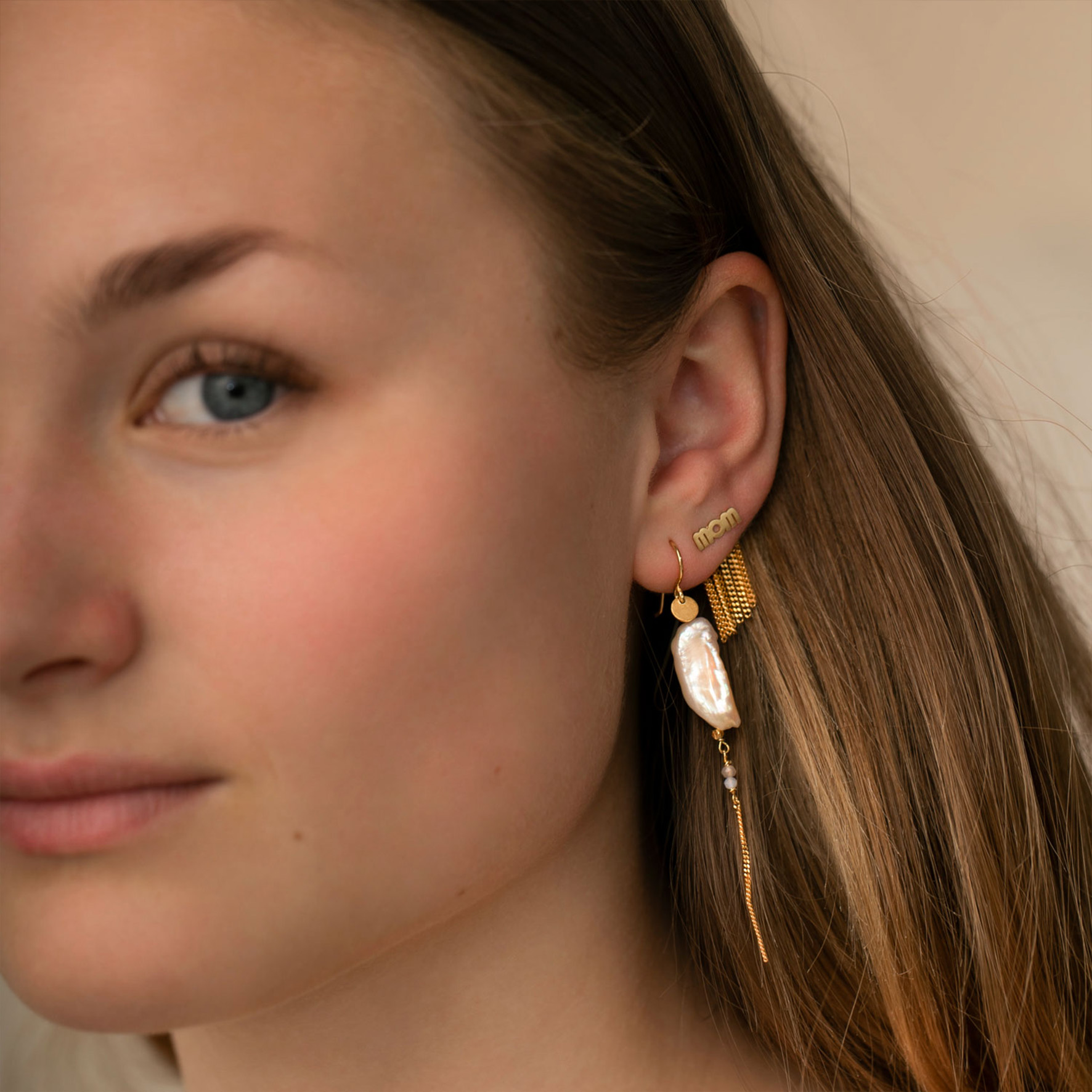 STINE A Jewelry Long Baroque Pearl with Chain Earring Peach Sorbet — Örhängen