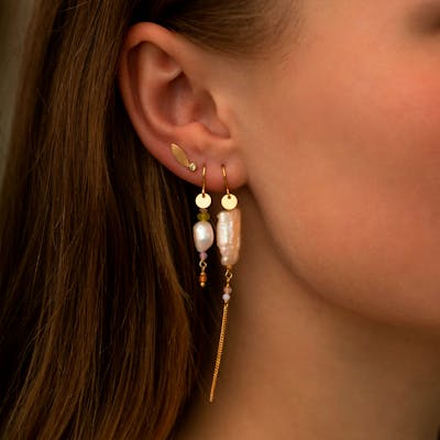 STINE A Jewelry — Long Baroque Pearl with Chain Earring Peach Sorbet STINE A Jewelry Long Baroque Pearl with Chain Earring Peach Sorbet — Ohrringe
