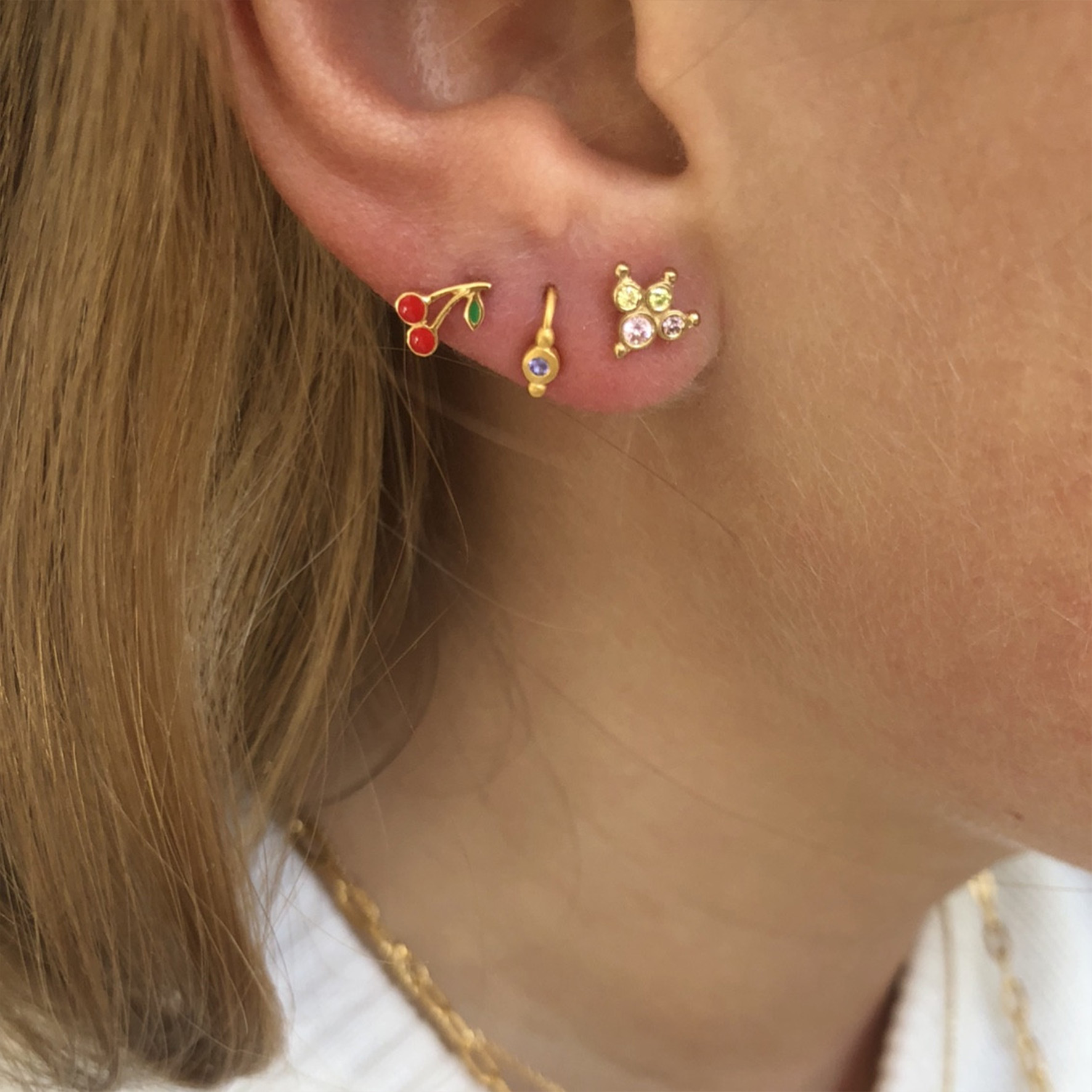 STINE A Jewelry Petit Cherry Enamel Earstick — Náušnice