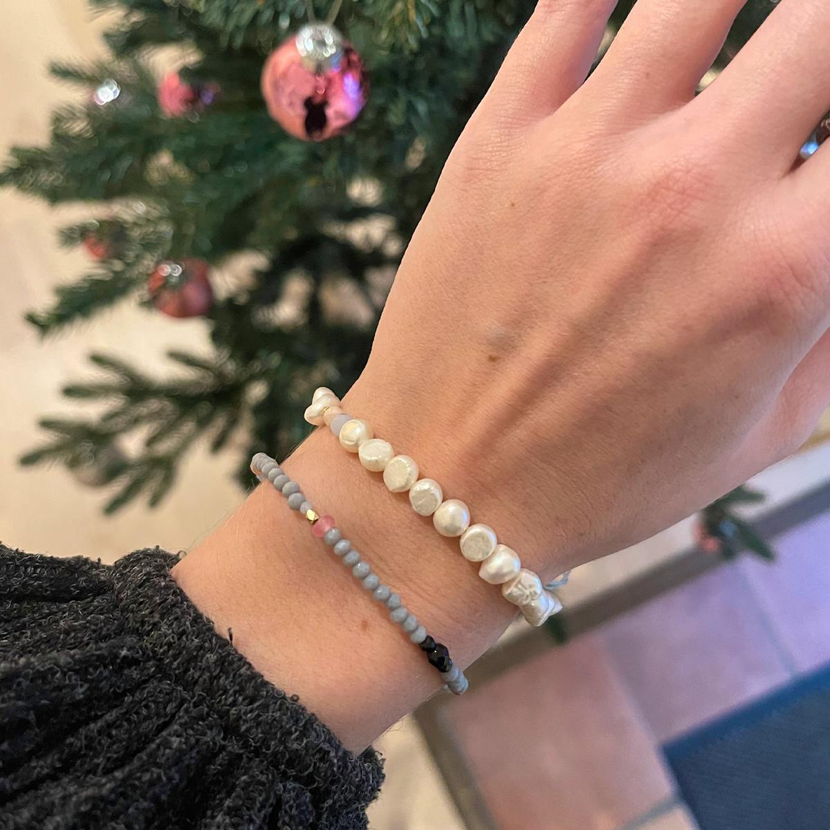 STINE A Jewelry — Perlie Creme Bracelet With Blue & Pink Stone STINE A Jewelry Perlie Creme Bracelet With Blue & Pink Stone — Armbånd
