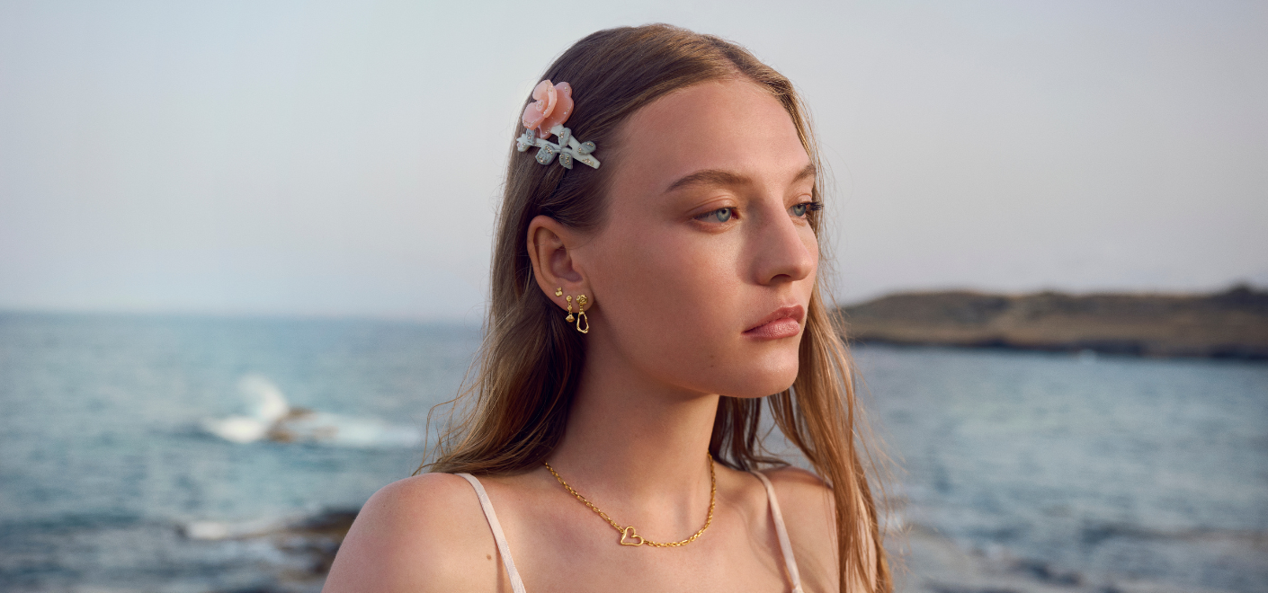 Young woman with hairclip and earrings from maanesten