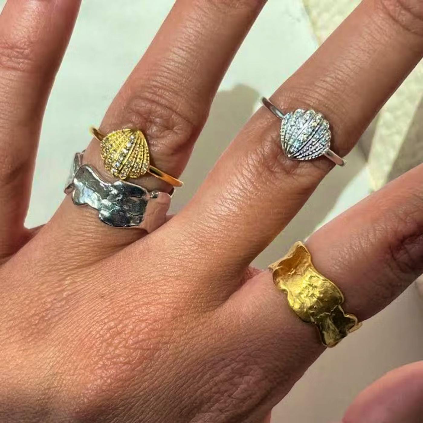 Ring stacking med guld og sølv smykker Guld eller sølv smykker: Hvad passer bedst til dig?