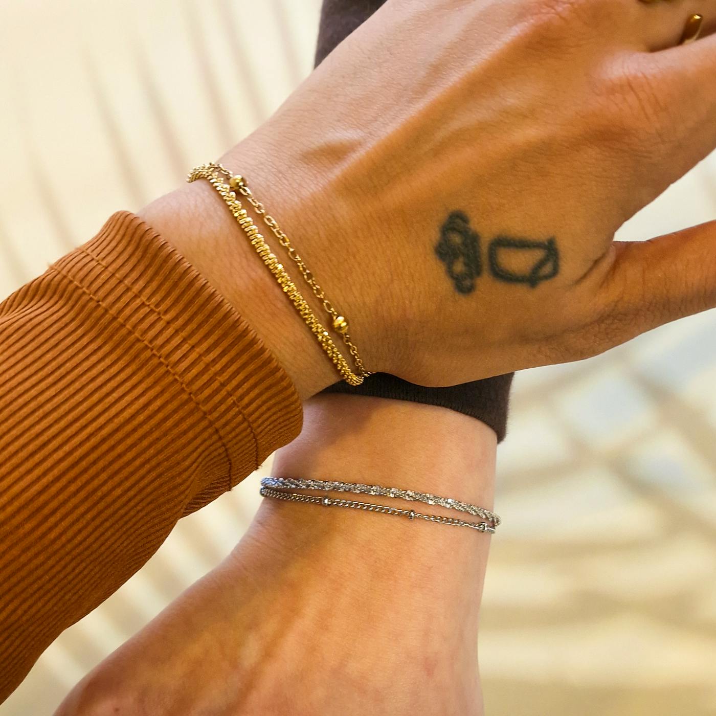 Ayo Gold- und Silberschmuck auf verschiedenen Untertönen Ayo Copenhagen product photo (AYO1054,AYO1047,AYO1048,AYO1052)