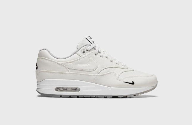Dover Street Market x Nike Air Max 1 "Triple White" Dover Street Market x Nike Air Max 1 "Triple White"