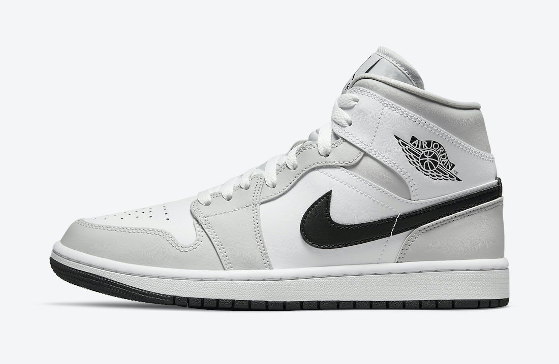 Air Jordan 1 Mid Wmns “Light Smoke Grey”