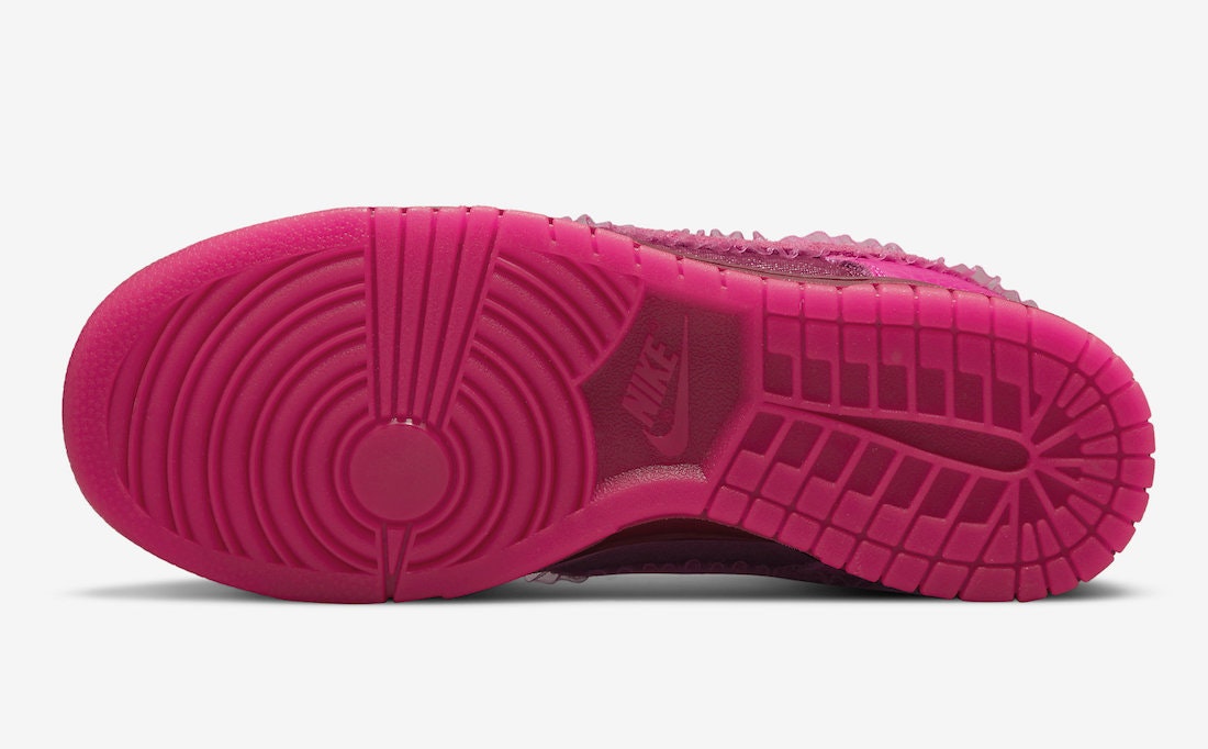 Nike Dunk Low “Valentine’s Day”
