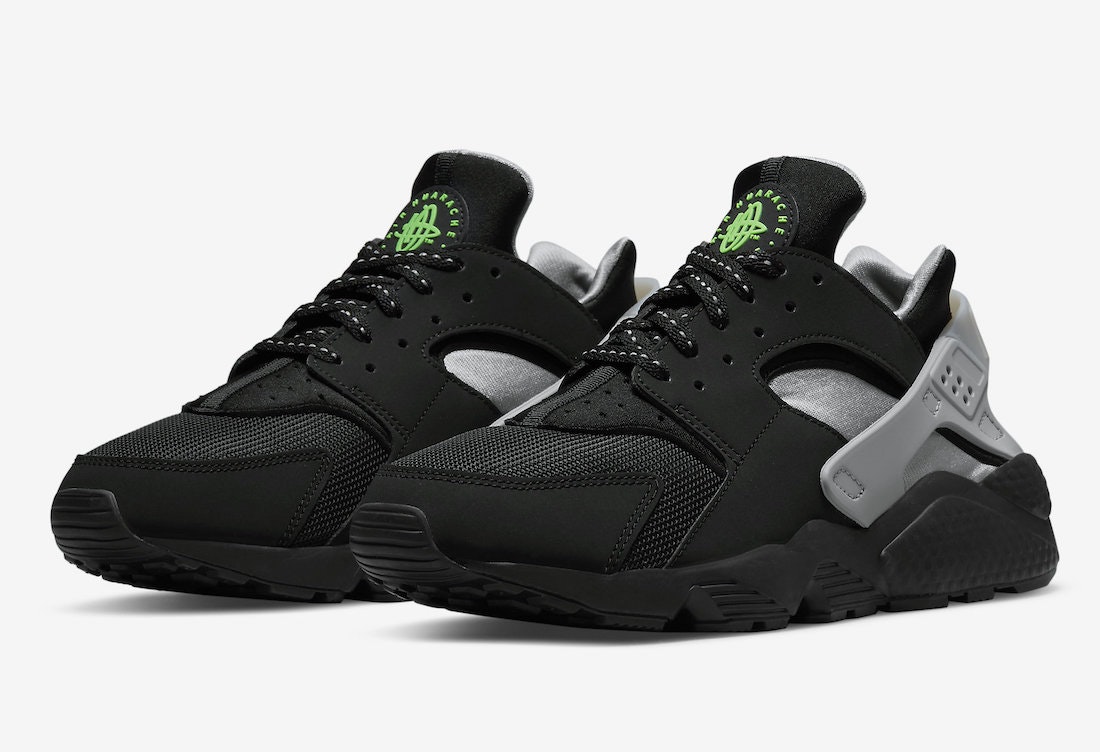 Nike Air Huarache "Black Strike"