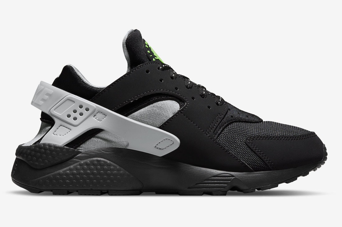 Nike Air Huarache "Black Strike"