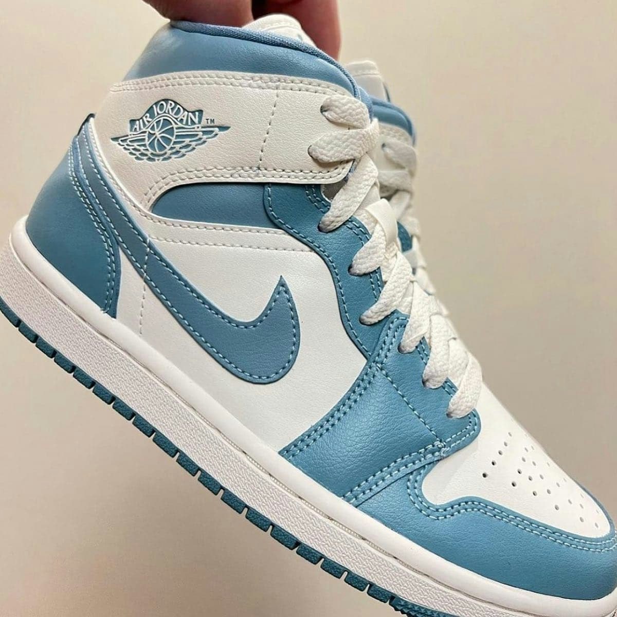 Air Jordan 1 Mid "UNC" 