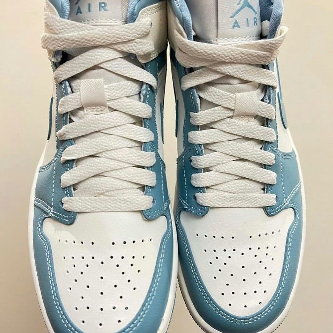 Air Jordan 1 Mid "UNC" 