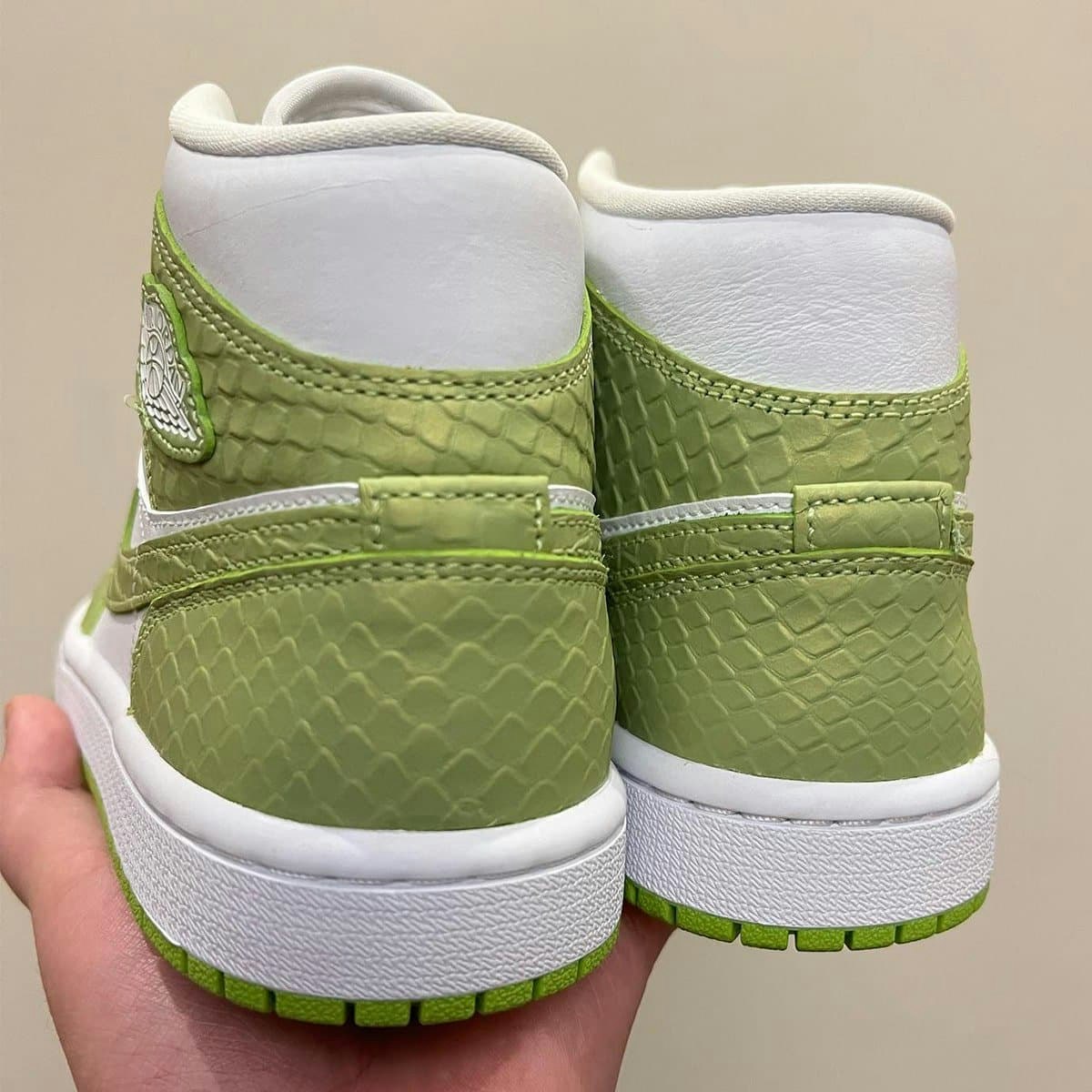 Air Jordan 1 Mid "Green Python" 