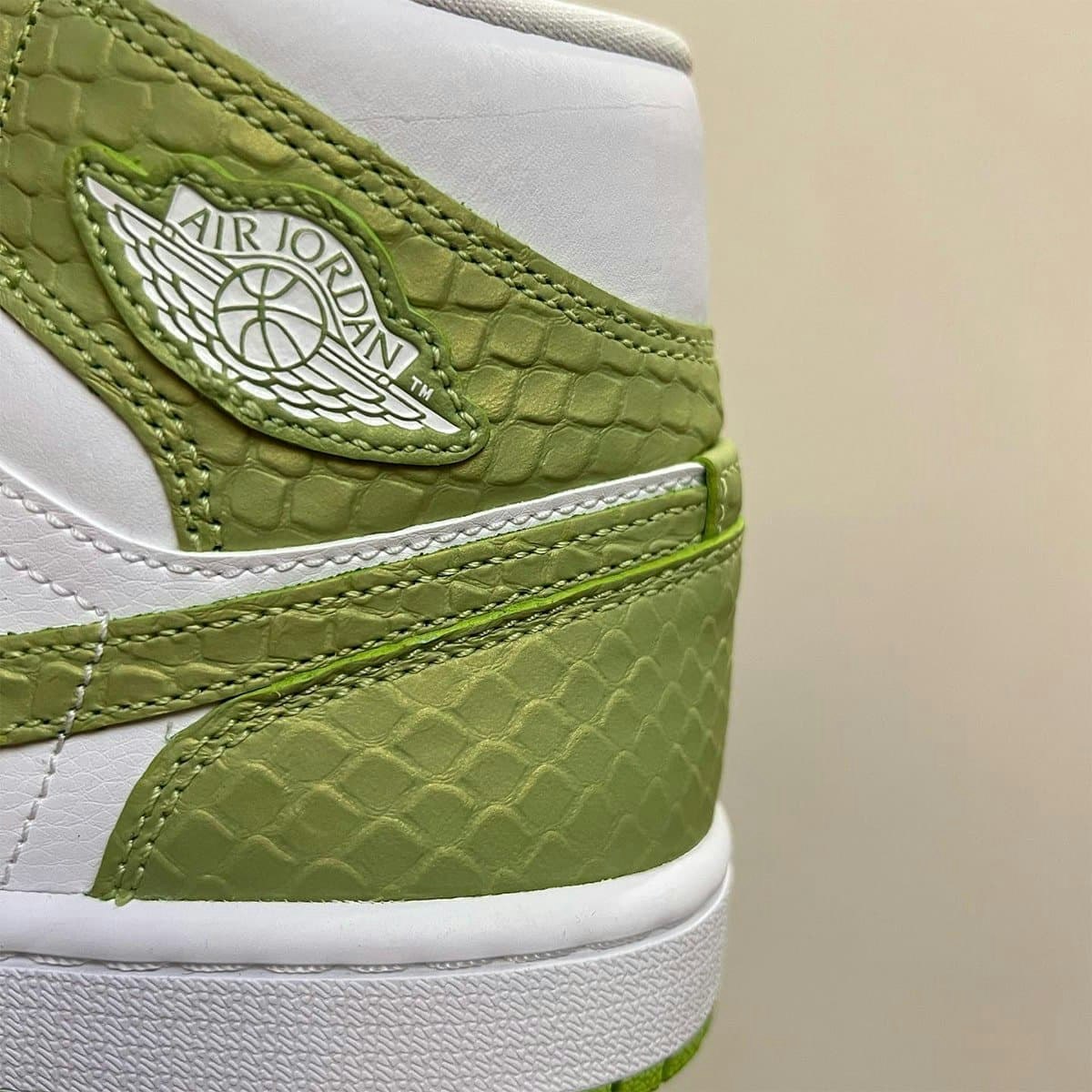 Air Jordan 1 Mid "Green Python" 