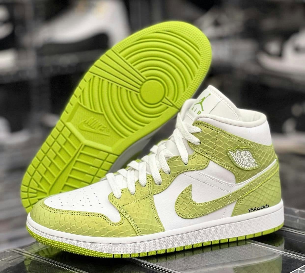 Air Jordan 1 Mid "Green Python" 