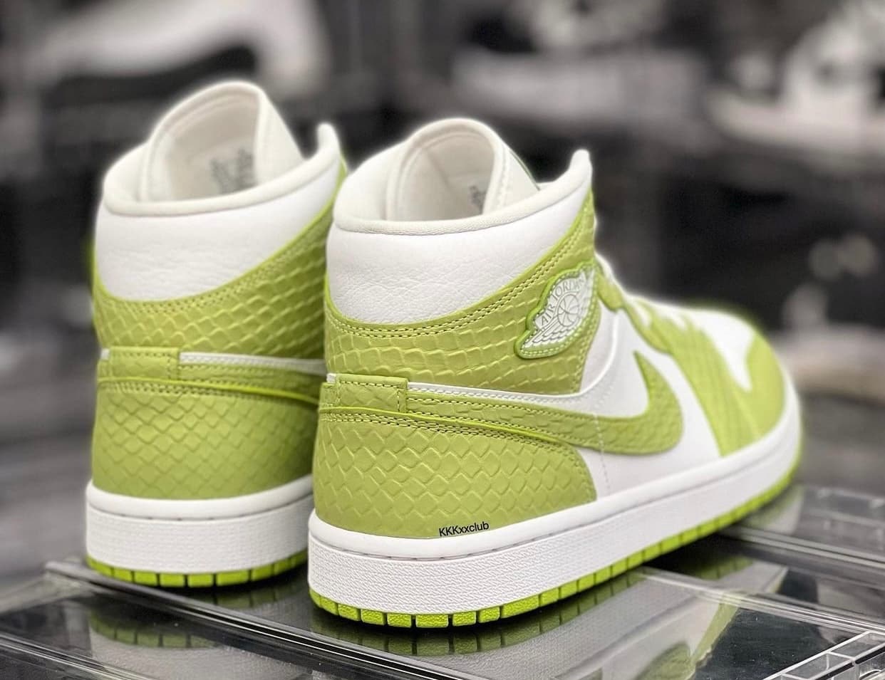 Air Jordan 1 Mid "Green Python" 