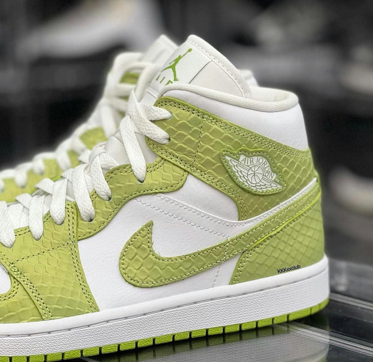 Air Jordan 1 Mid "Green Python" 